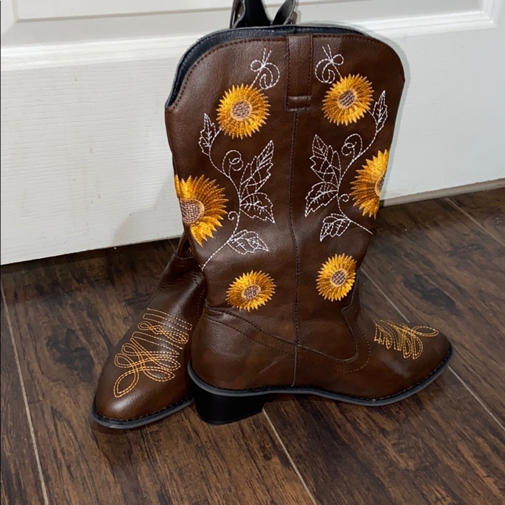 COPY - I’m selling these brown sunflower boots.